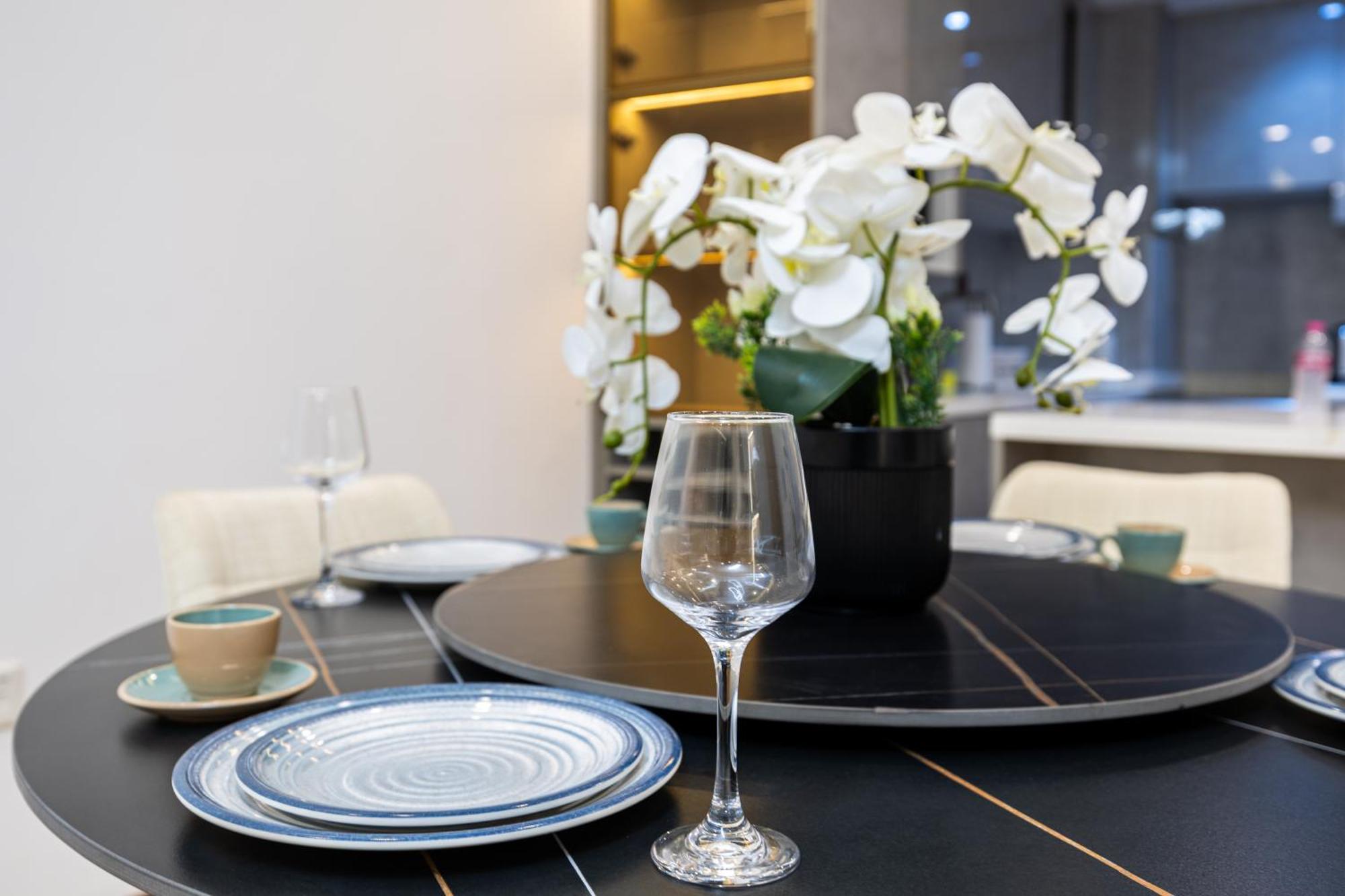 Modern 1br With High Floor Near Mall & Tram Apartment